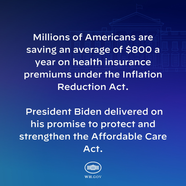 Blauer Hintergrund mit weißer Schrift, die besagt, dass Millionen von Amerikanern durchschnittlich $800 im Jahr an den Gesundheitsversicherungsprämien durch das Inflation Reduction Act sparen, begleitet von einem Logo.