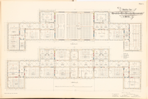 Offenes Buch mit detailliertem Grundriss des Berliner Olympischen Gymnasiums und begleitendem Text zur Beschreibung des Layouts.