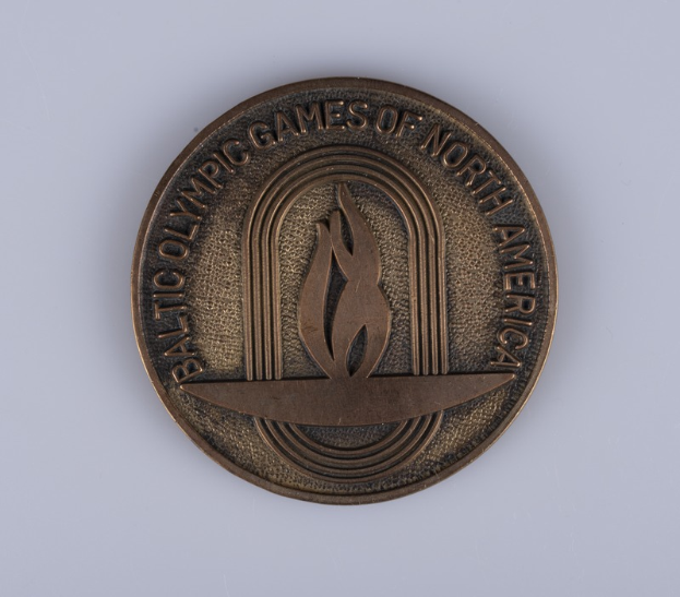 Eine Bronzemedaille mit der Inschrift 'Olympische Spiele Nordamerika' auf weißem Hintergrund.