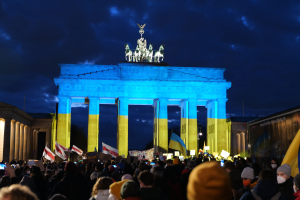 Von der Polizei gestoppt: Mann wehrt sich gegen Flaggenverbot - Flaggenträger spricht jetzt
