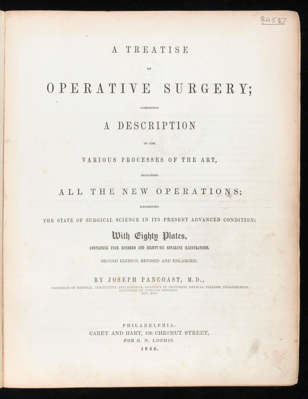 Ein aufgeschlagenes Buch mit dem Titel 'Eine Abhandlung über die operative Chirurgie: Eine Beschreibung verschiedener Prozesse der Kunst, alle neuen Operationen' vor einem dunklen Hintergrund.