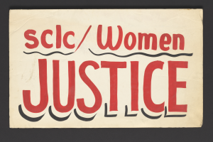 Ein Plakat mit fettem schwarzem Text, der 'scic/women justice' in der Mitte zeigt, eingerahmt von einem schwarzen Rand.