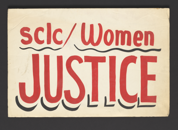 Ein Plakat mit fettem schwarzem Text, der 'scic/women justice' in der Mitte zeigt, eingerahmt von einem schwarzen Rand.