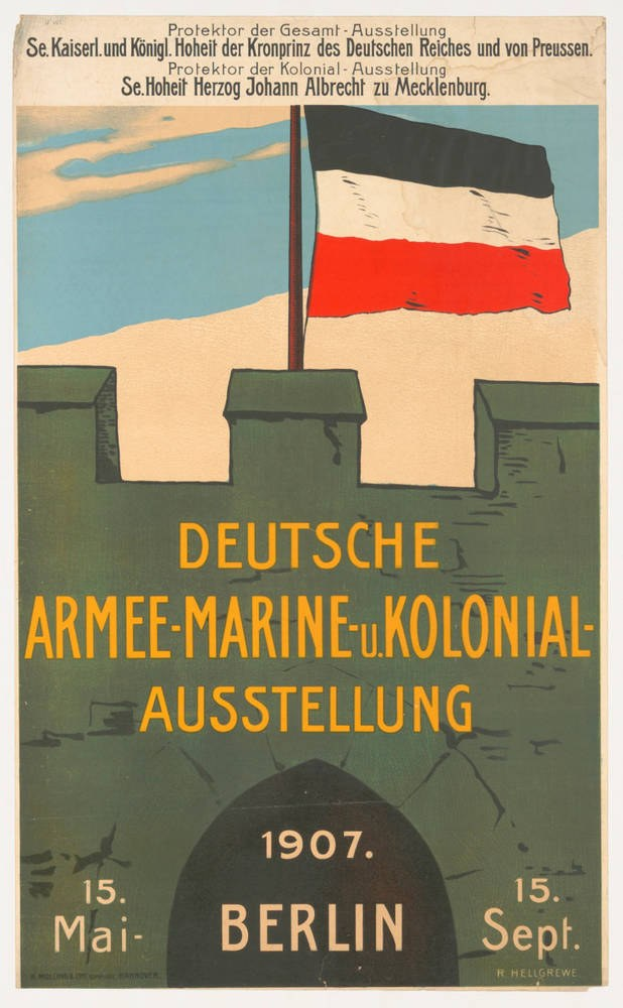 Deutsche Flagge über informativem Textplakat zur Flagge