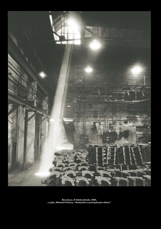 Ein Schwarz-Weiß-Foto der Wanieck-Fabrik aus dem Jahr 1994, das die Wände, Pfosten und andere Gegenstände mit zahlreichen Lichtern erhellt.