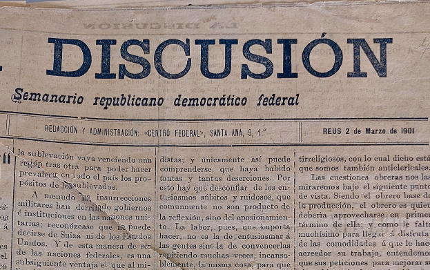 Gelblich, leicht zerknitterte Zeitung mit schwarzer Tinte, Überschrift "Semanario Repúblicano Democrático Federal", das Wort "Diskussion" prominent.