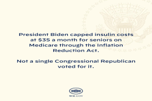 Ein Plakat mit Logo und Text, der besagt: "Präsident Biden hat die Kosten für Insulin auf 35 Dollar pro Monat für Senioren mit Medicare durch das Inflation Reduction Act gedeckelt."