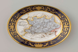 Ein weißes Kennzeichen mit einer detaillierten Deutschlandkarte, verziert mit aufwändigen Designs und Text.