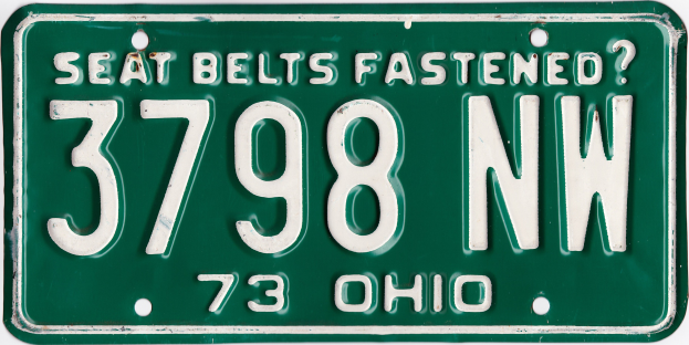 Grünes Ohio-Kennzeichen mit der Aufschrift "Sicherheitsgurte angelegt?" auf einem weißen Hintergrund.