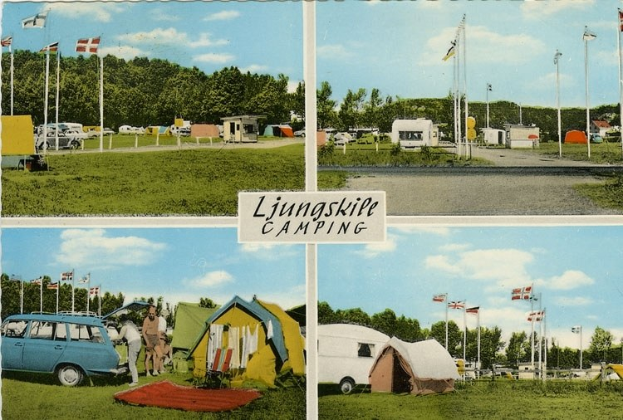 Eine Postkarte, die einen Campingplatz mit einem geparkten Auto, Zelten, Menschen, Fahnen, Bäumen, einer Straße, einem bewölkten Himmel und einem Schild im Vordergrund zeigt.