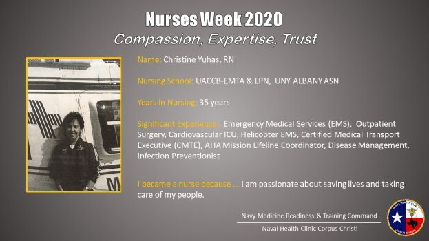 Eine Person in einem weißen Hemd und blauen Jeans steht lächelnd vor einem hellgelben Fahrzeug mit einem blauen und weißen karierten Muster, das den Text 'Nurses Week 2020 Mitgefühl, Kompetenz, Vertrauen' und ein blaues Kreislogo mit einem weißen Stern trägt.