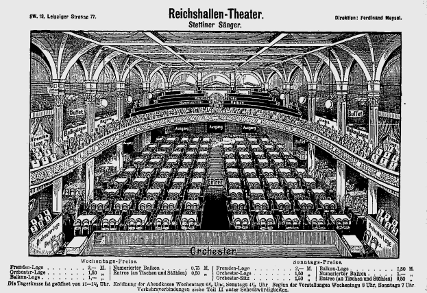 Schwarzes und weißes Bild des Reichshallen Theaters in Berlin, das sein Auditorium mit Sitzreihen, Säulen und einer Decke zeigt, mit Text unten.