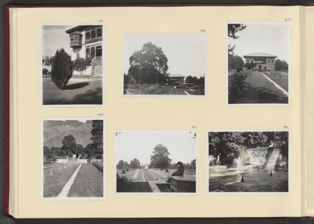 Schwarz-weiß-Fotografien von Bäumen, Gebäuden und einem Brunnen in einer Collage-ähnlichen Anordnung innerhalb eines offenen Buches.