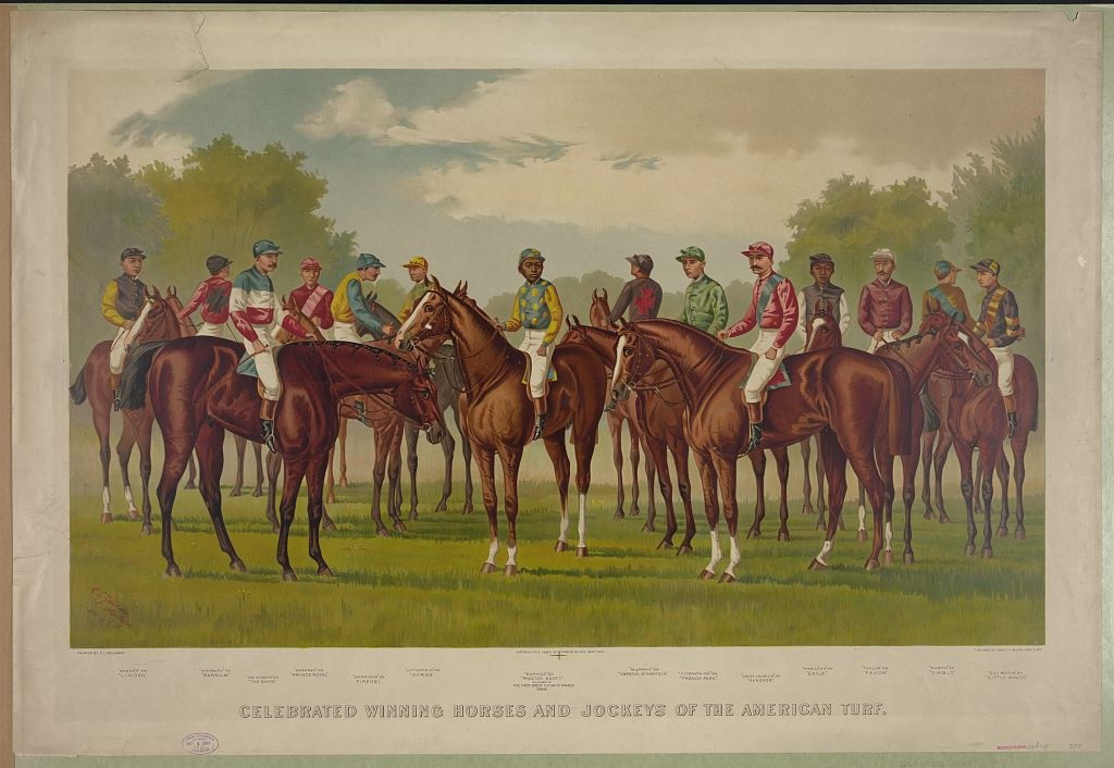 Gruppe von Menschen, die auf einem grünen Feld mit Bäumen und einem blauen Himmel reiten, mit Text unten, der "Feiernder Siegerpferde und Jockeys der amerikanischen Wiese" lautet.