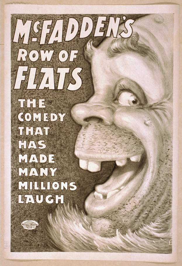 Plakat einer lachenden Person mit wilden Haaren und weit aufgerissenen Augen vor gelbem Hintergrund, die 'McFadden's Row of Flats: The Comedy That Has Made Many Millions Laugh' ankündigt.