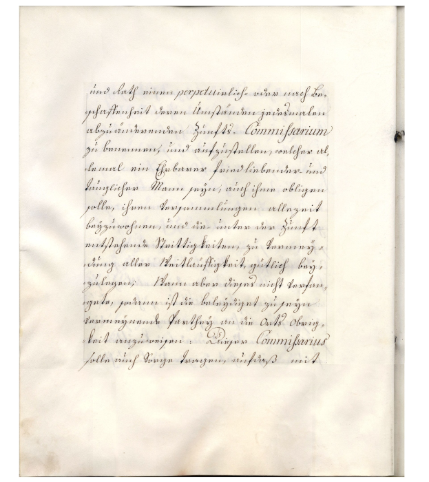 Altes Buch mit handgeschriebenem Brief von US-Präsident John F. Kennedy auf leicht zerknittertem weißem Papier mit sauberer schwarzer Tinte.