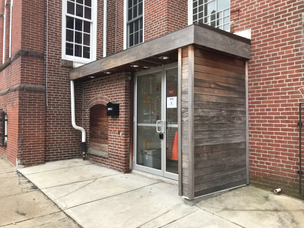 Ziegelgebäude mit einer Glastür und Fenstern, Rohren und einem Schild, das eine Renovierung des Chicagoer Feuerwache anzeigt.