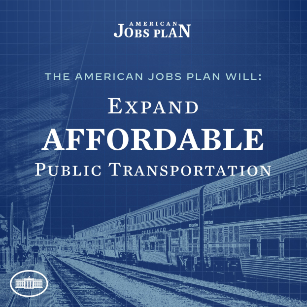 Plakat mit einem Zug auf den Eisenbahnschienen mit mehreren Menschen in der Nähe, das 'The American Jobs Plan Will Expand Affordable Public Transportation' bewirbt.