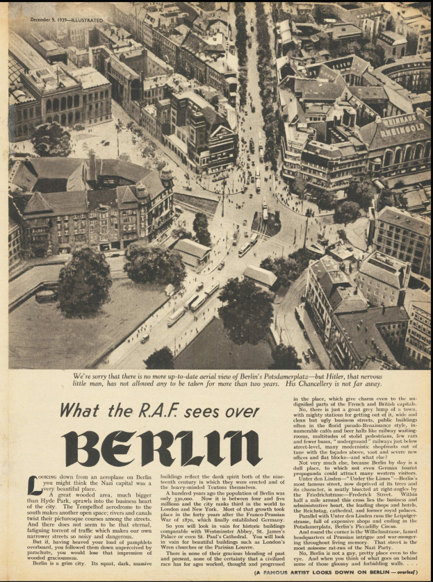 Schwarz-weiß-Fotografie einer alten Zeitung mit einer Stadtansicht mit Gebäuden, Bäumen und Fahrzeugen sowie begleitendem Text.