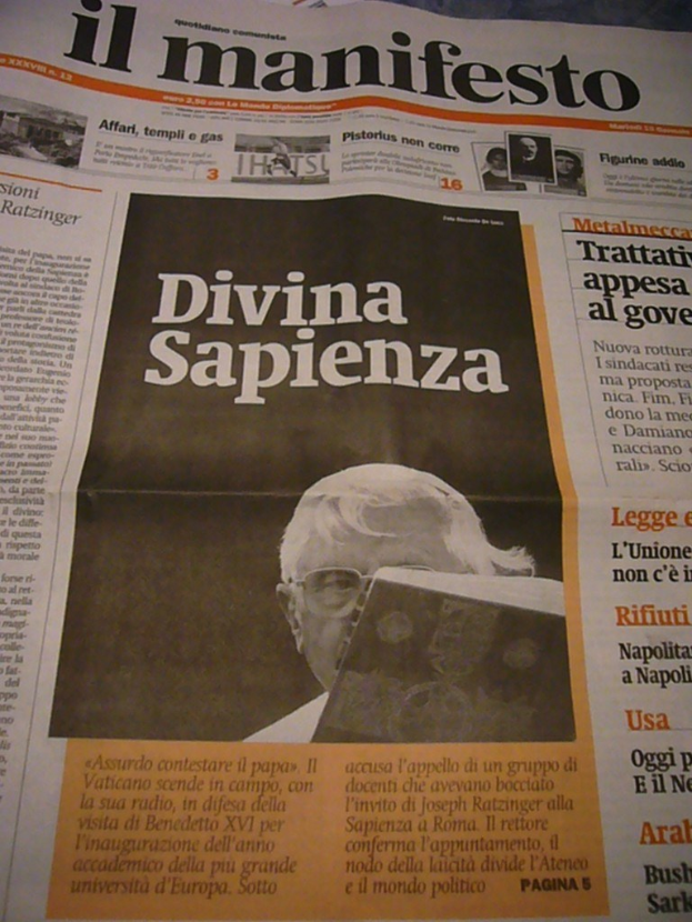 Zentrierte Zeitung mit sichtbarem Text.