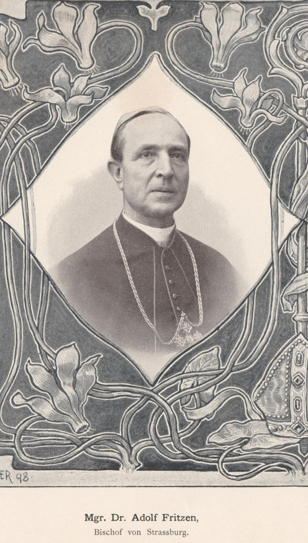 Schwarz-weißes Foto von Dr. Adolf Fritzen, Bischof von Strassburg, in Priesterrobe, mit Text unten.