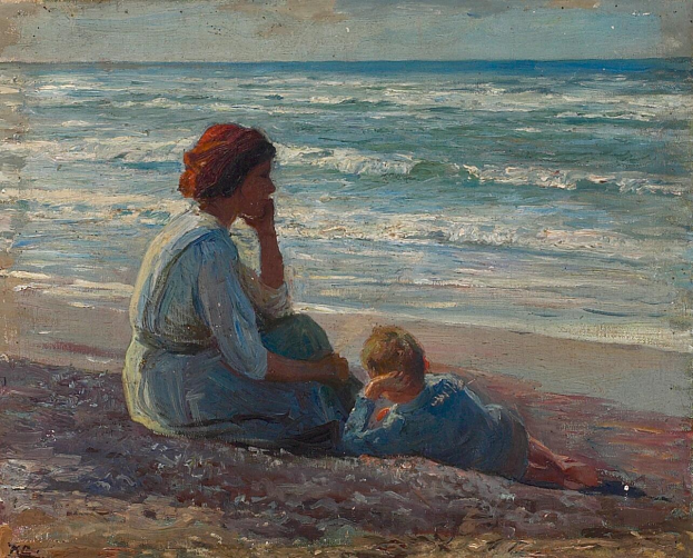 Eine Mutter in einem hellen Kleid und ein junger Junge sitzen auf einem goldenen Strand bei Sonnenuntergang und schauen Richtung Horizont, während warmes Licht von der untergehenden Sonne auf den Wellen des Ozeans reflektiert.