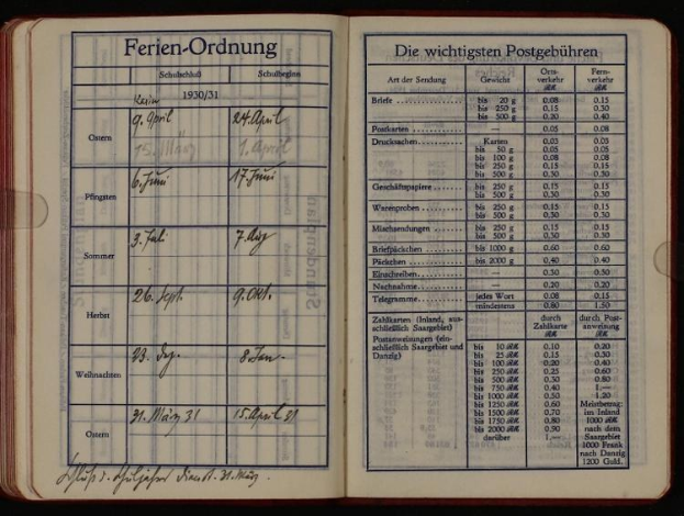 Offenes Buch mit schwarzem Hintergrund, das Text und Zahlen anzeigt, identifiziert als deutscher Postaufkleber von 1930.