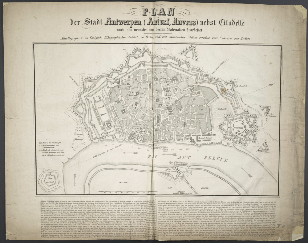Ein altes Buch mit einer detaillierten Karte von Berlins Straßen, Gebäuden und Sehenswürdigkeiten, begleitet von Text über die Einwohnerzahl und bemerkenswerte Merkmale.