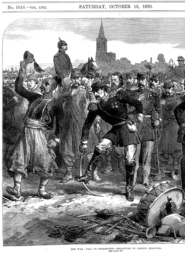 Schwarze und weiße historische Illustration, die eine Gruppe verzweifelter Menschen vor einem hohen, imposanten Gebäude während des Sachsen-Anhalt-Kriegs am 15. Oktober 1870 zeigt, mit einem orangefarbenen Glühen der untergehenden Sonne über der Szene.