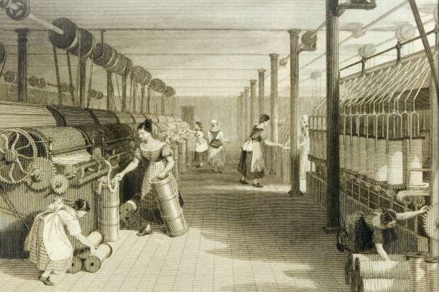 Eine Gruppe von Frauen bei der Arbeit in einer schwarz-weißen Fabrikumgebung mit sichtbaren Maschinen, Polen und einem Dach im Hintergrund.