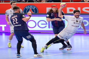 Eine Gruppe von Männern, die auf einem Platz Handball spielen, mit einem Ball in der Mitte und einem Banner im Hintergrund mit der Aufschrift "Futsal-Weltmeisterschaft 2019 - Paris Saint-Germain vs Marseille".