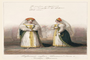 Zwei Frauen in traditionellen russischen Hochzeitskleidern stehen auf einem Teppichboden und lächeln sich an; eine hält einen Blumenstrauß, während beide weiße und grüne Stickereien mit Perlen und ihre Haare zu einem Knoten tragen, mit Text oben und unten im Bild.