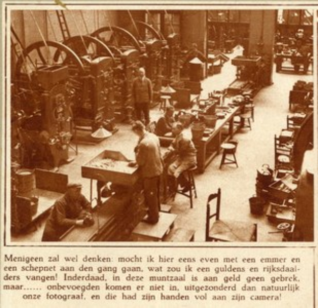 Schwarz-weißes Foto eines Fabrikinnenraums mit Arbeitern, die Maschinen bedienen und an Tischen sitzen, umgeben von Geräten und Möbeln, mit Text am unteren Rand.