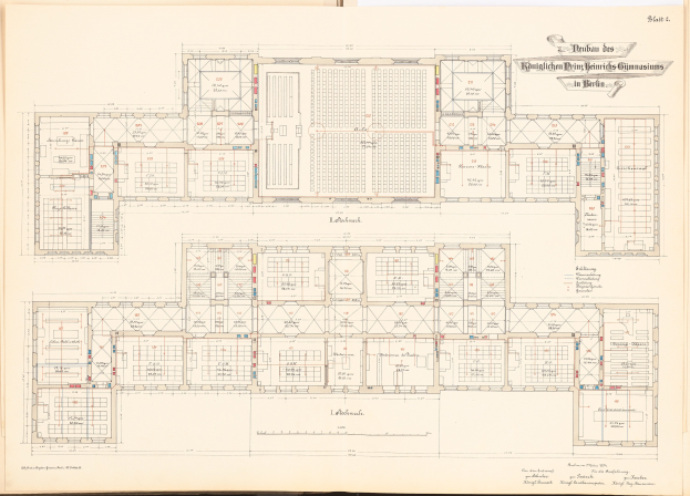 Offenes Buch mit detailliertem Grundriss des Berliner Olympia-Gymnasiums und begleitendem Text zur Beschreibung des Layouts.