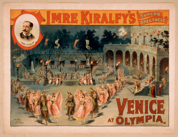 Plakat für Imre Kiralfys Super-Spektakel in Venedig, das kostümierte Künstler vor einem gebogenen Gebäude mit Laternenmasten und Bäumen zeigt und eine Person das Plakat hält.