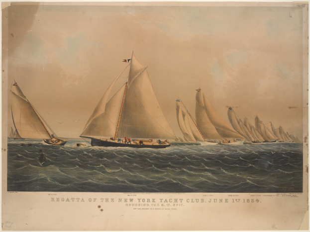 Eine Regatta des New York Yacht Club mit mehreren Booten auf dem Wasser, Menschen an Bord und Text auf einem Papier im Vordergrund.