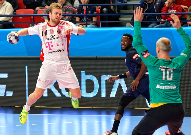 Männer bei einem Hallenhandball-Spiel während der Futsal-Weltmeisterschaft 2019 zwischen Bayern München und Paris Saint-Germain, mit Zuschauern im Hintergrund.