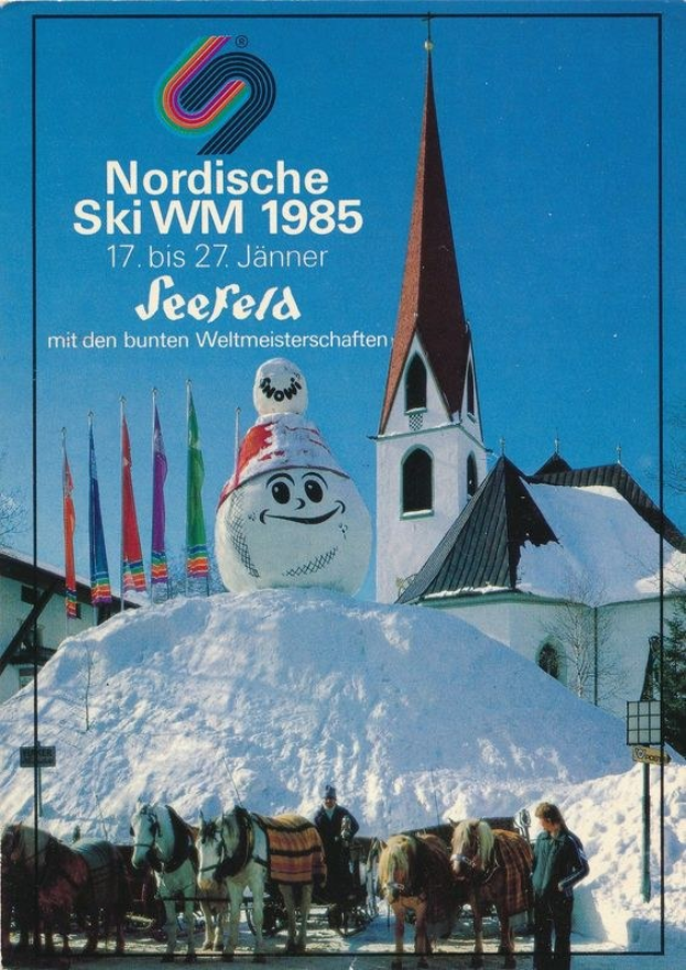 Plakat für die Nordischen Skiweltmeisterschaften 1985 in Seefeld, Schweiz, das eine verschneite Landschaft mit Skifahrern, Pferden, Stangen, Fahnen, Gebäuden, Bäumen und Himmel im Hintergrund sowie textliche Informationen zum Event zeigt.