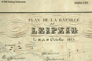 Ein detailliertes altes Kartenbild der Schlacht von Leipzig, das verschiedene Kämpfe zeigt und mit Text über das Datum, die Uhrzeit und den Ort annotiert ist.