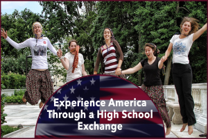 Gruppe von Frauen, die draußen lachen, umgeben von Grün, unter einem klaren blauen Himmel, mit Text unten: "Erlebe Amerika durch einen High School Austausch."