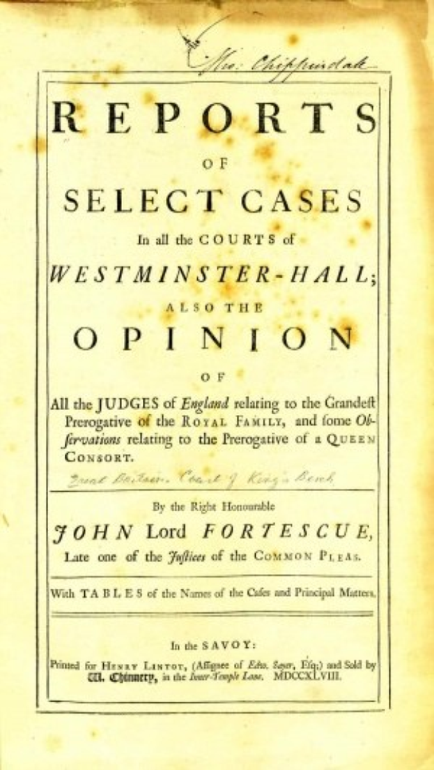 Ein offenes altes Buch mit dem Titel "Berichte über ausgewahlte Fälle in den Gerichten von Westminster-Hall sowie die Meinung von John Lord Fortescue" mit sichtbarem schwarzem Tintentext auf der Seite.