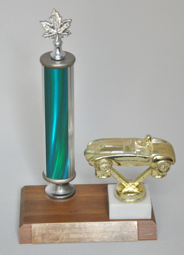 Ein glänzender, detaillierter Trophäenwagen auf einer hellen Holzplatte.