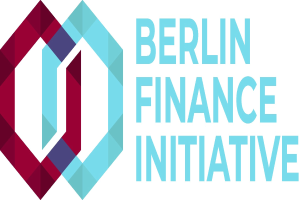 Logo der Berliner Finanzinitiative mit einem blauen Kreis mit weißer Umrandung und einem weißen "B" in der Mitte, umgeben von einem weißen Ring mit einem blau-weißen Karomuster, alles auf einem weißen Hintergrund mit der Aufschrift "Berliner Finanzinitiative" in fetter schwarzer Schrift.