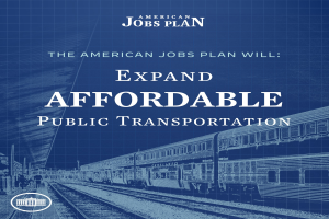Plakat mit einem Zug auf einer Eisenbahnschiene mit mehreren Menschen in der Nähe, begleitet von Text, der besagt: 'Der American Jobs Plan wird den erschwinglichen öffentlichen Verkehr ausbauen.'