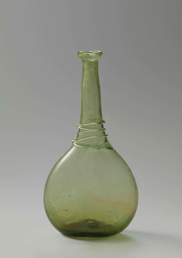 Ein grüner Glasweinkelch mit Verschluss, zylindrischer Form, breiter Basis, engem Hals und kunstvollen Verzierungen, mit glänzender Oberfläche.