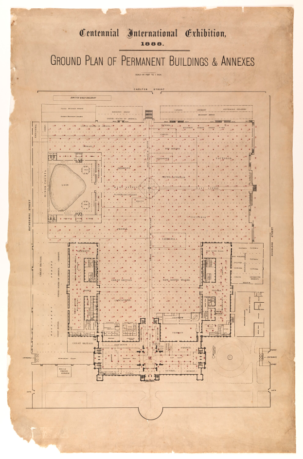 Ein detaillierter Grundrissplan von dauerhaften Gebäuden und Anbauten, einschließlich Zimmern, Fluren und anderen Merkmalen, mit begleitendem Text, der das Layout und die Merkmale beschreibt.