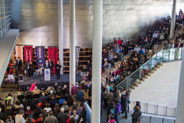 Große Gruppe von Menschen vor sitzendem Publikum mit einer Bühne, Säulen und Treppe während der Eröffnungszeremonie des Nationalen Museums für afrikanisch-amerikanische Geschichte und Kultur.