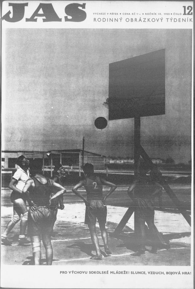 Schwarzes und weißes Foto einer Gruppe von Menschen, die Basketball auf einem Platz mit einem Netz im Hintergrund und einem Gebäude in der Ferne spielen, aus Jas Magazine, Bd. 12, Nr. 12, 1955.