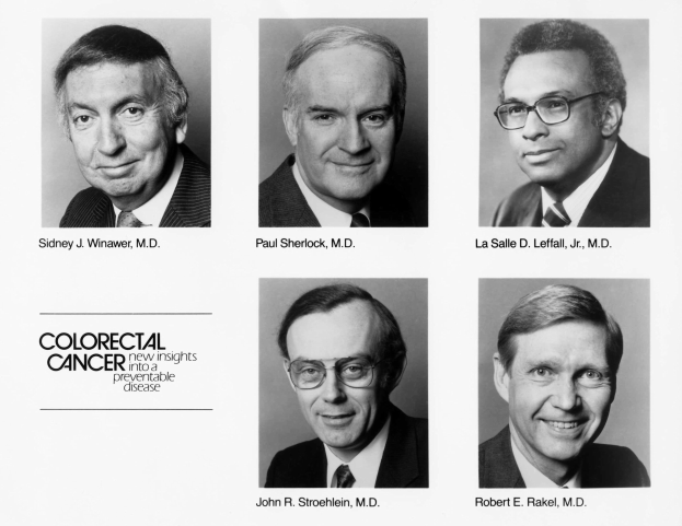 Schwarzes und weißes Foto von sechs Männern in Anzügen und Krawatten, jeder trägt eine Brille, mit dem Text "Darmkrebs: Neue Erkenntnisse über eine vermeidbare Krankheit" darunter.
