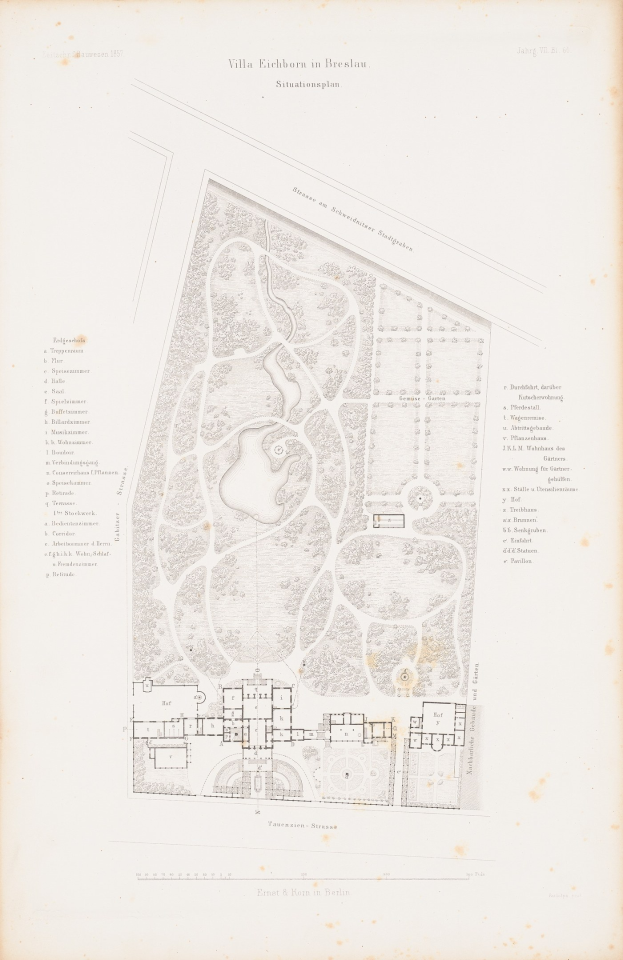 Altes Buch mit einer detaillierten Karte eines Parks auf dem Cover, das Bäume, Sträucher und andere Vegetation zeigt, begleitet von Texten über den Park und seine Umgebung.